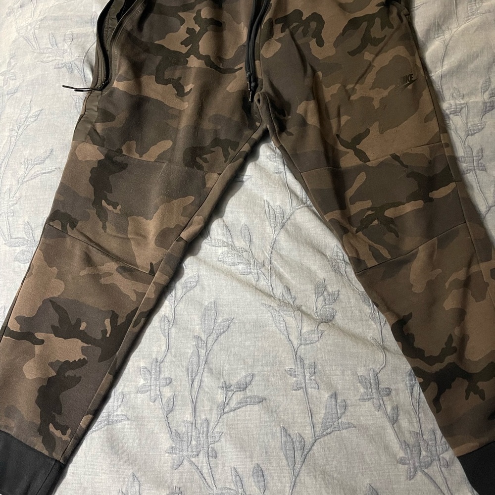 Nike Tech Men's Camo Joggers - Blk Grey